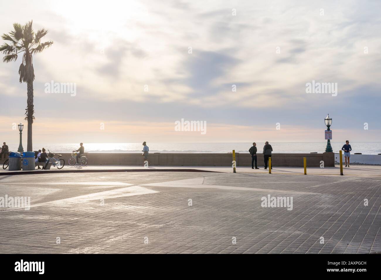 Küstenszene am Mission Beach vor Sonnenuntergang. San Diego, CA, USA. Stockfoto