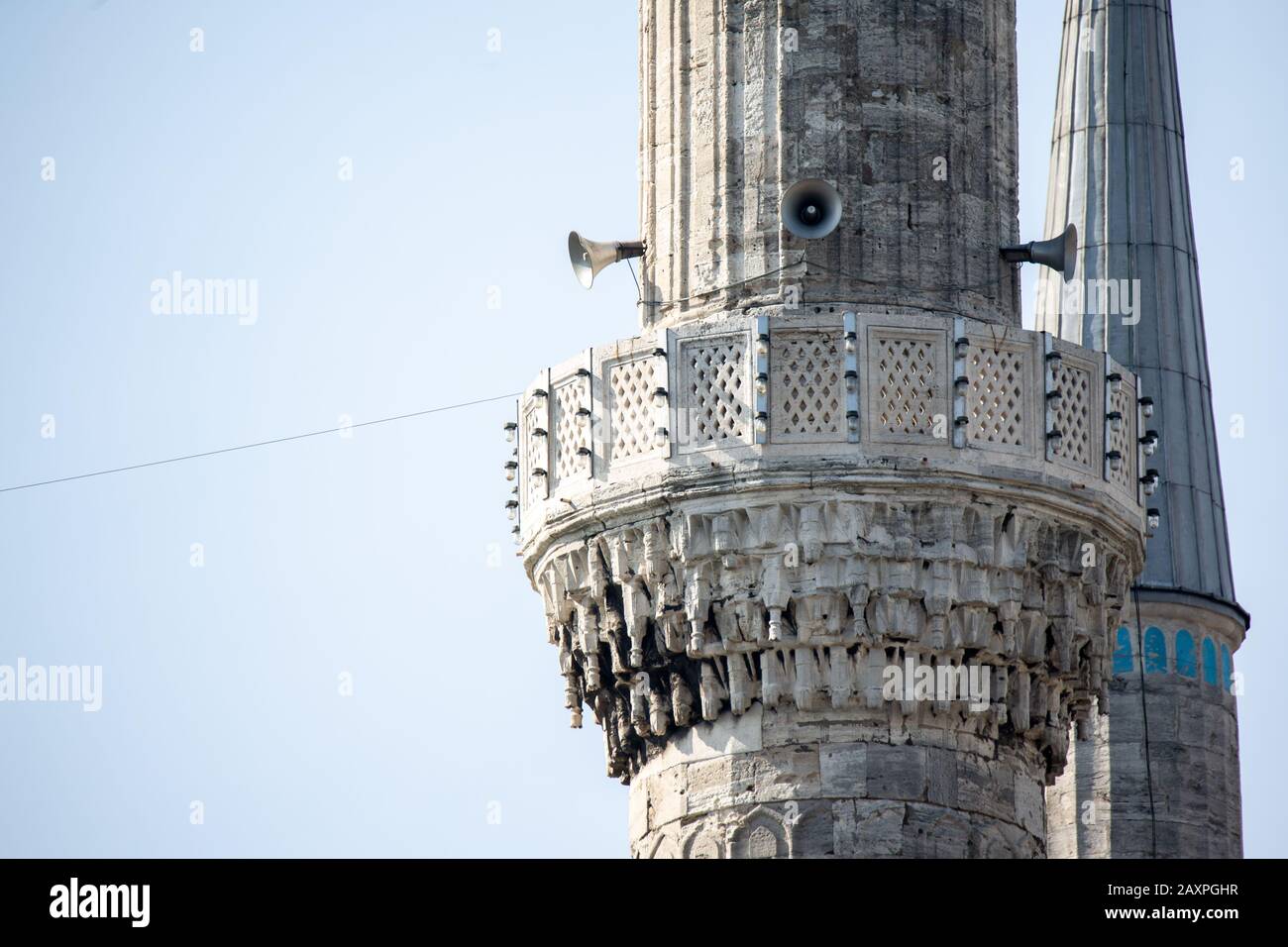 Blick auf den Mittelteil eines Minaretts mit Lautsprechern. Stockfoto