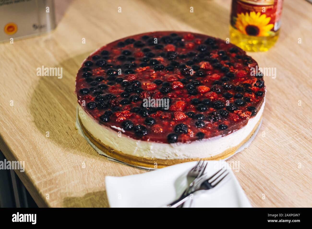 Hausgemachter Käsekuchen mit roten Früchten Stockfoto