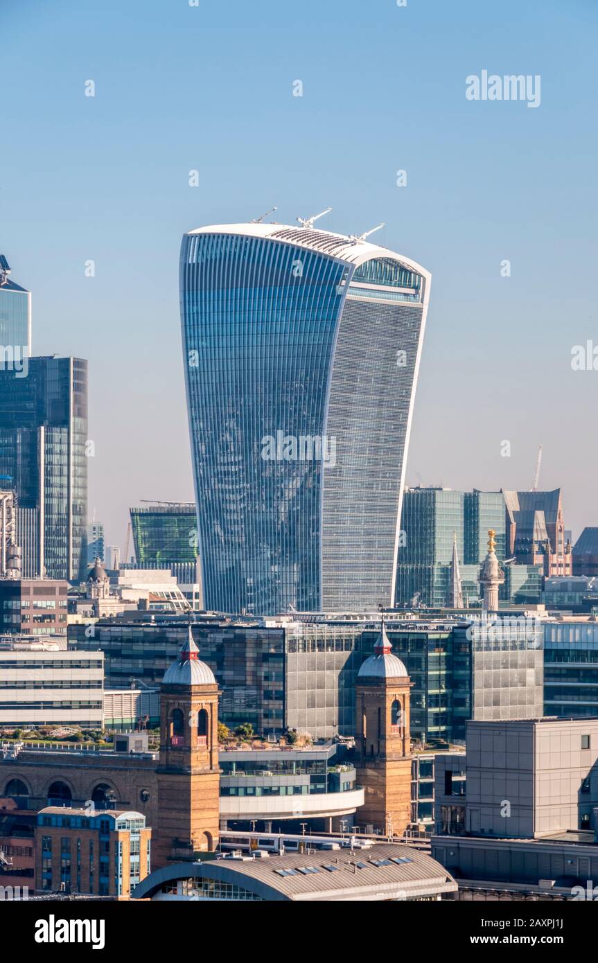 Ein erhöhter Blick auf die 20 Fenchurch Street oder das Walkie-Talkie-Gebäude in London über die Türme der Cannon Street Station. Stockfoto