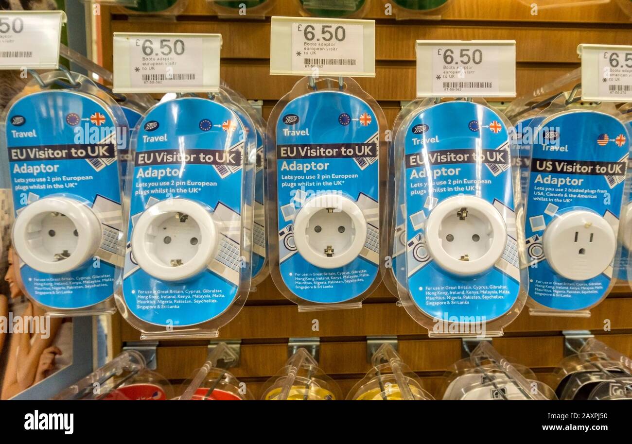 Adapter zum Verkauf, die den Einsatz von zwei europäischen EU-Steckern in Großbritannien ermöglichen. Stockfoto