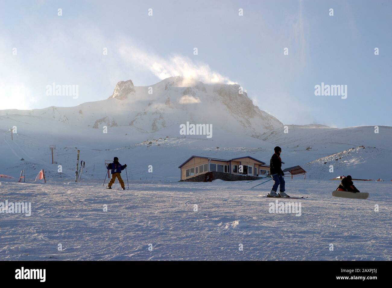 Skifahren im Skigebiet Mount Erciyes hinter dem Berg Erciyes in Kayseri, Türkei. Das Skigebiet Mount Erciyes ist eine der längsten Pisten der Türkei. Stockfoto