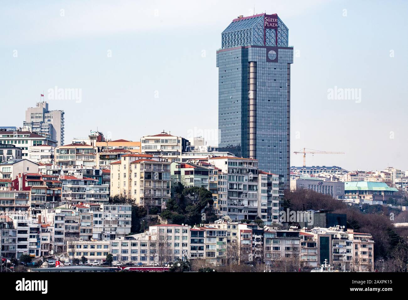 Das Süzer Plaza Ritz-Carlton in Istanbul sticht aus dem dicht besiedelten Gebiet im türkischen Istanbul hervor Stockfoto