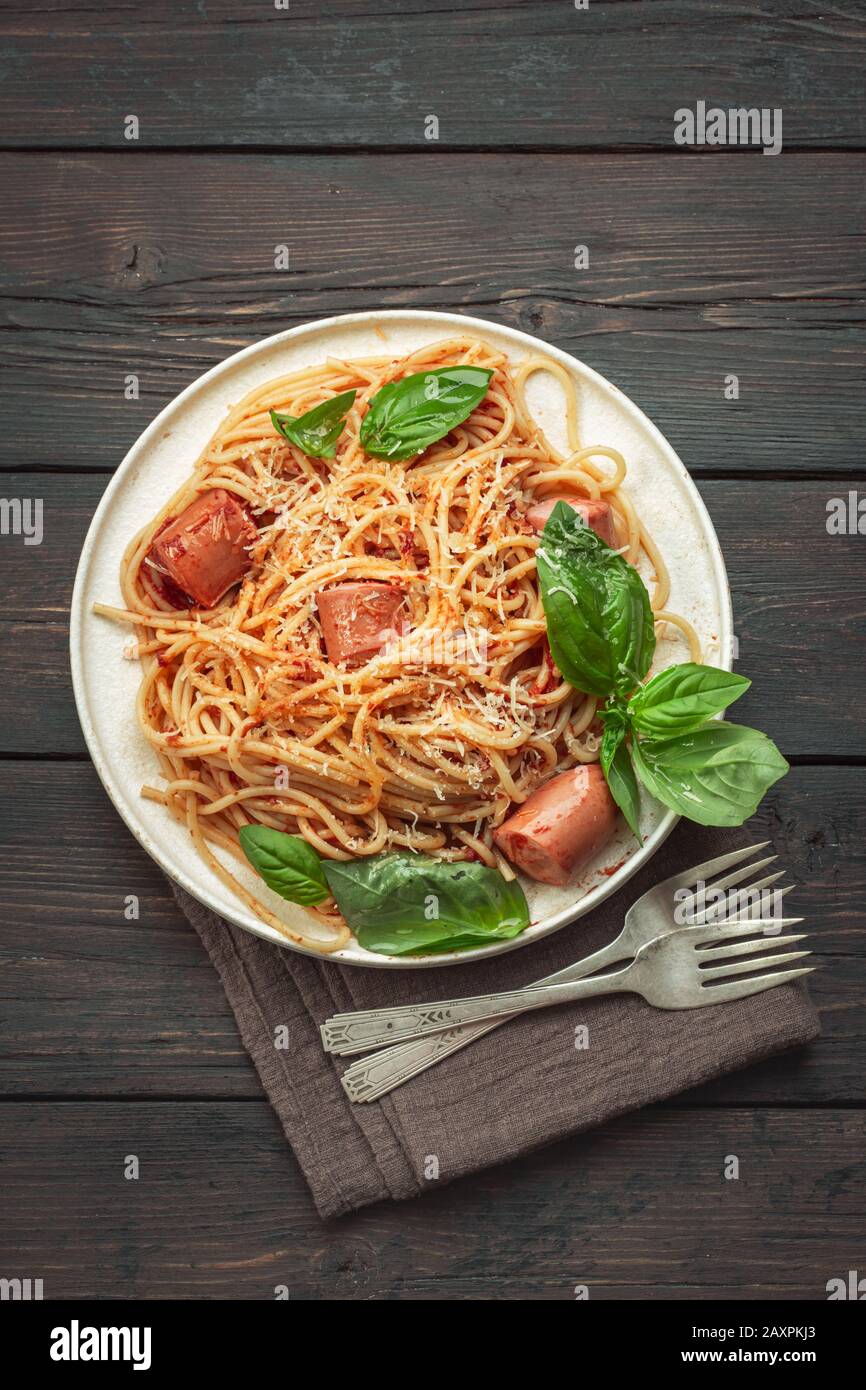 Spaghetti Pasta mit Würstchen oben Stockfoto