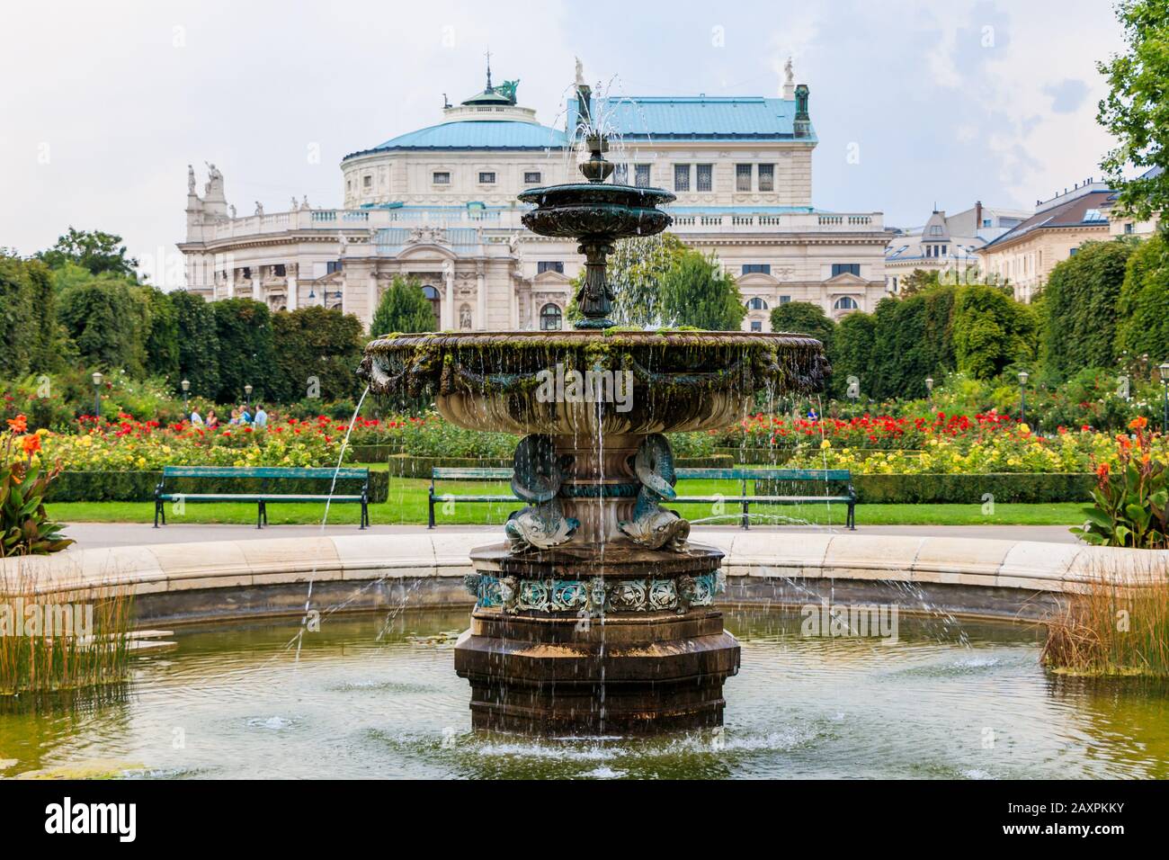 Wien, Österreich - 1. September 2019: Brunnen im Volksgarten in Wien mit Blick auf das Staatstheater Burgtheater, Österreich Stockfoto