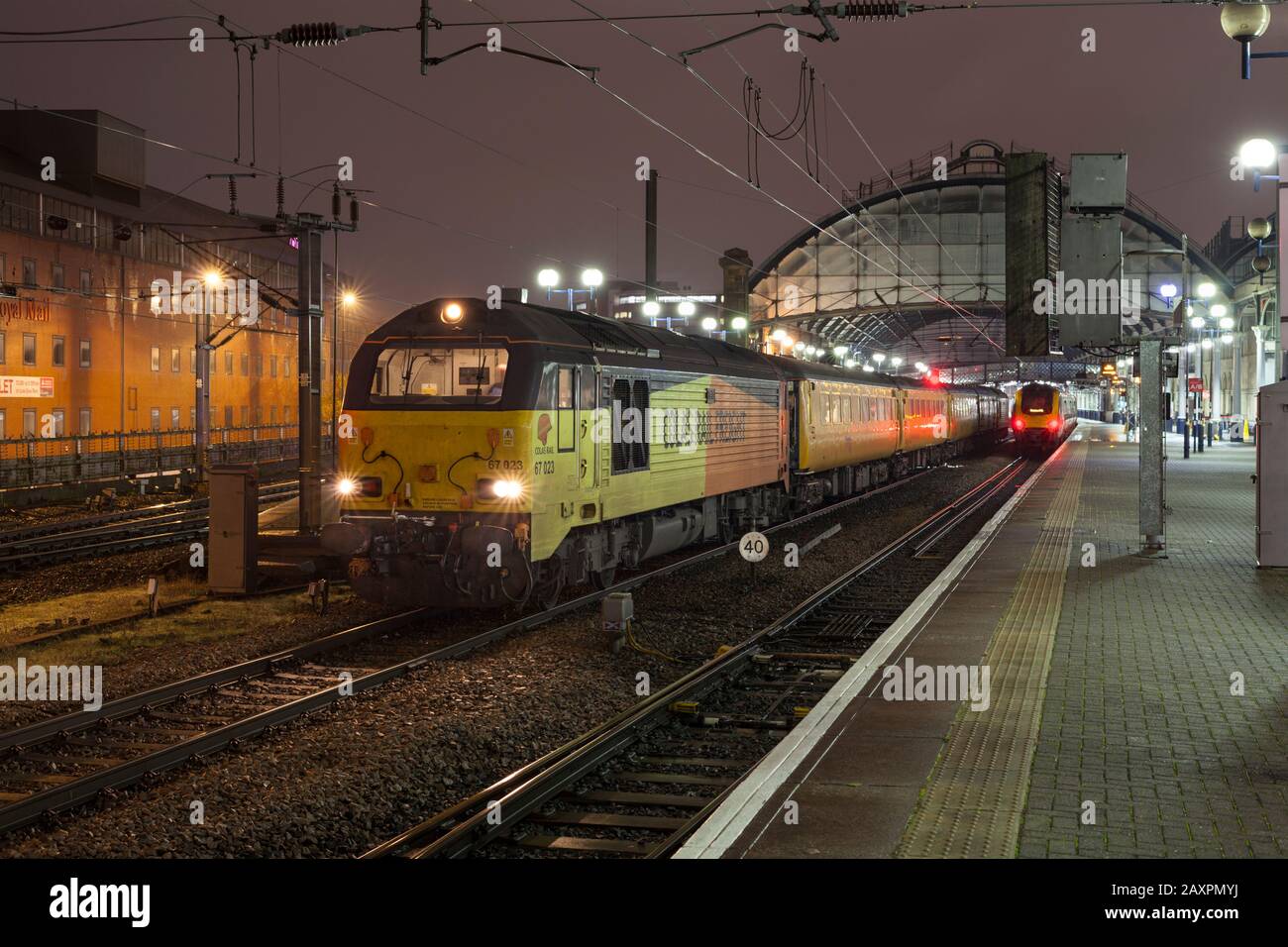 Colas Railfreight Klasse 67 Diesellok 67023 in Newcastle Central mit einem Network Rail Infrastructure Monitoring Testzug Stockfoto