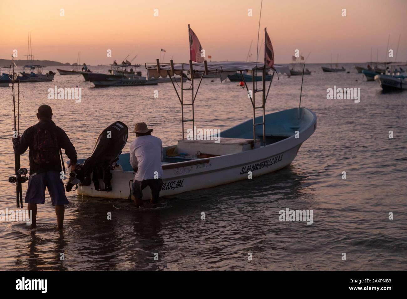 Puerto Escondido, Oaxaca, Mexiko - Fischer bereiten ihr Fischerboot für eine Sportfischereifahrt vor. Stockfoto