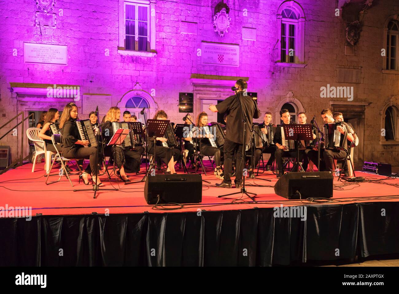 Akkordeonkonzert auf dem Hauptplatz vor der Kathedrale, Trogir, UNESCO-Weltkulturerbe, Dalmatien, Kroatien Stockfoto