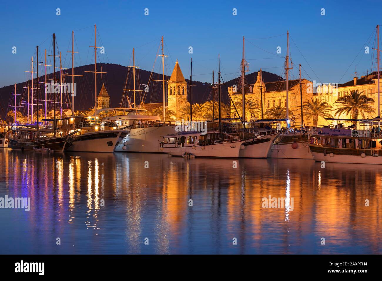Altstadt und Hafen von Trogir, UNESCO-Weltkulturerbe, Dalmatien, Kroatien Stockfoto