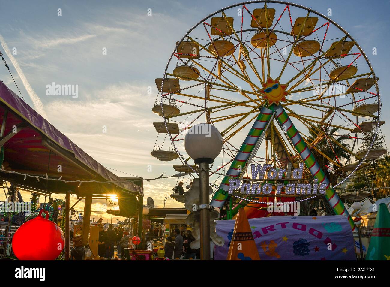 Blick Auf Den Vergnügungspark Am Ufer Von Sanremo Mit Panoramarad Und  Karussells Bei Sonnenuntergang, Ligurien, Italien Stockfotografie - Alamy