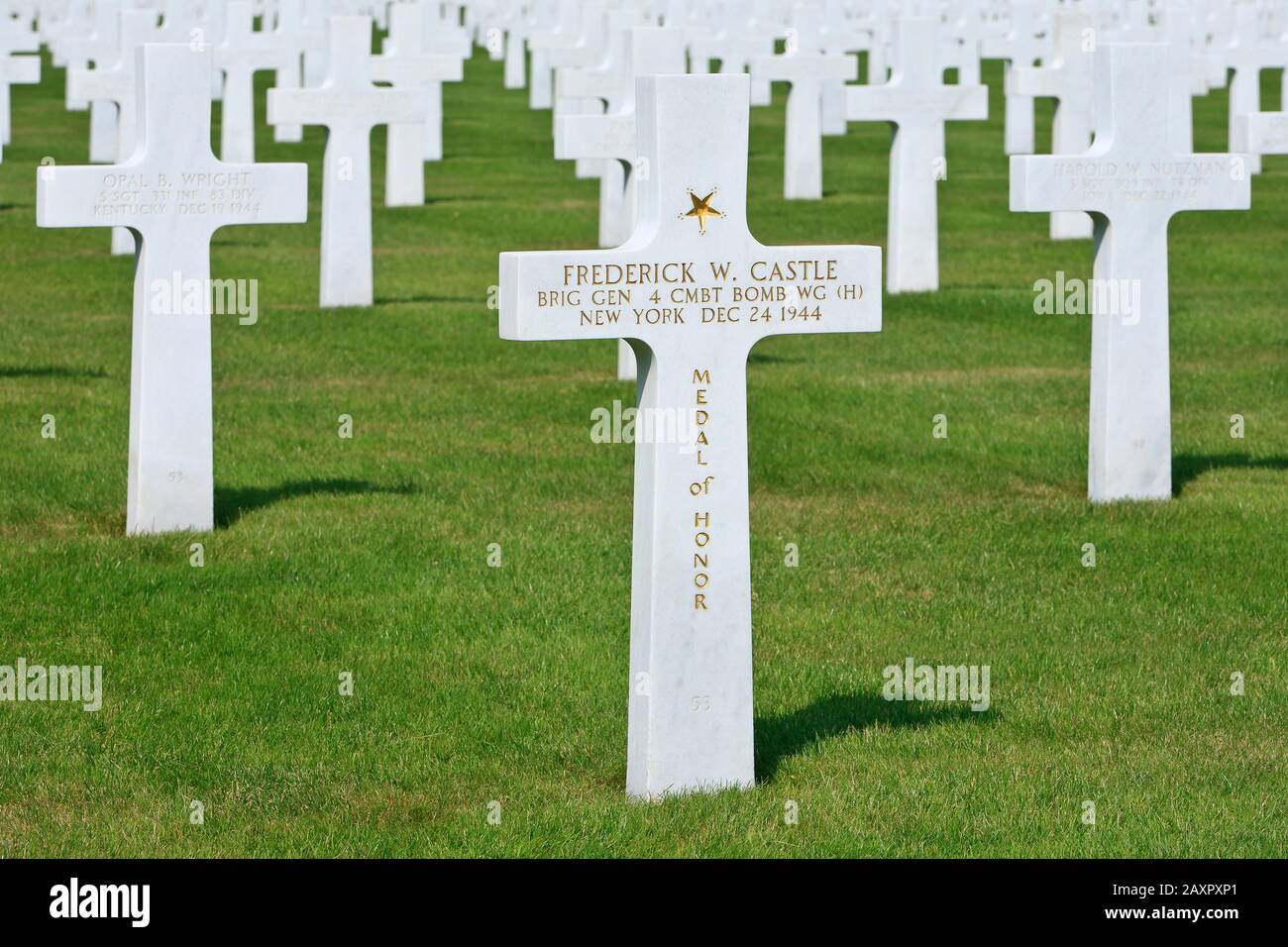 Grab des Brigadier General Frederick W. Castle (1908-1944), Träger der Medal of Honor, auf dem Henri-Chapelle American Cemetery & Memorial in Belgien Stockfoto