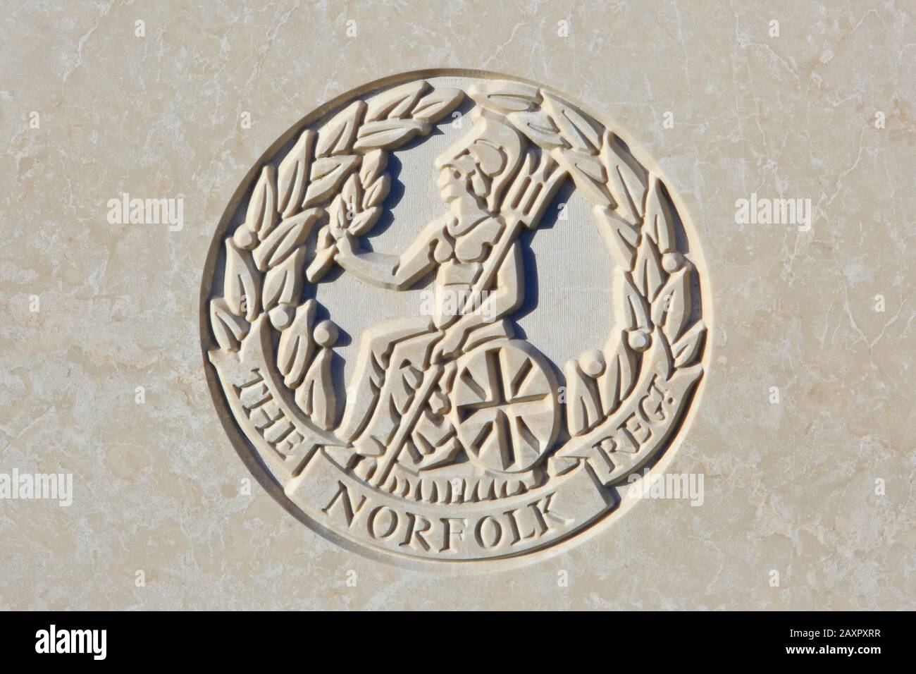 Das Emblem des Royal Norfolk Regiment (1881-1959) auf einem Kopfstein aus dem ersten Weltkrieg auf dem Tyne Cot Cemetery in Zonnebeke, Belgien Stockfoto