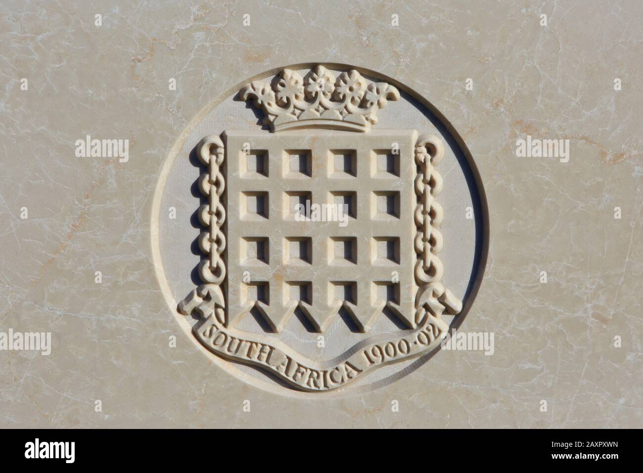 Das Westminster-Emblem der Königin (1860-1961) auf einem Kopfstein aus dem ersten Weltkrieg auf dem Tyne Cot Friedhof in Zonnebeke, Belgien Stockfoto