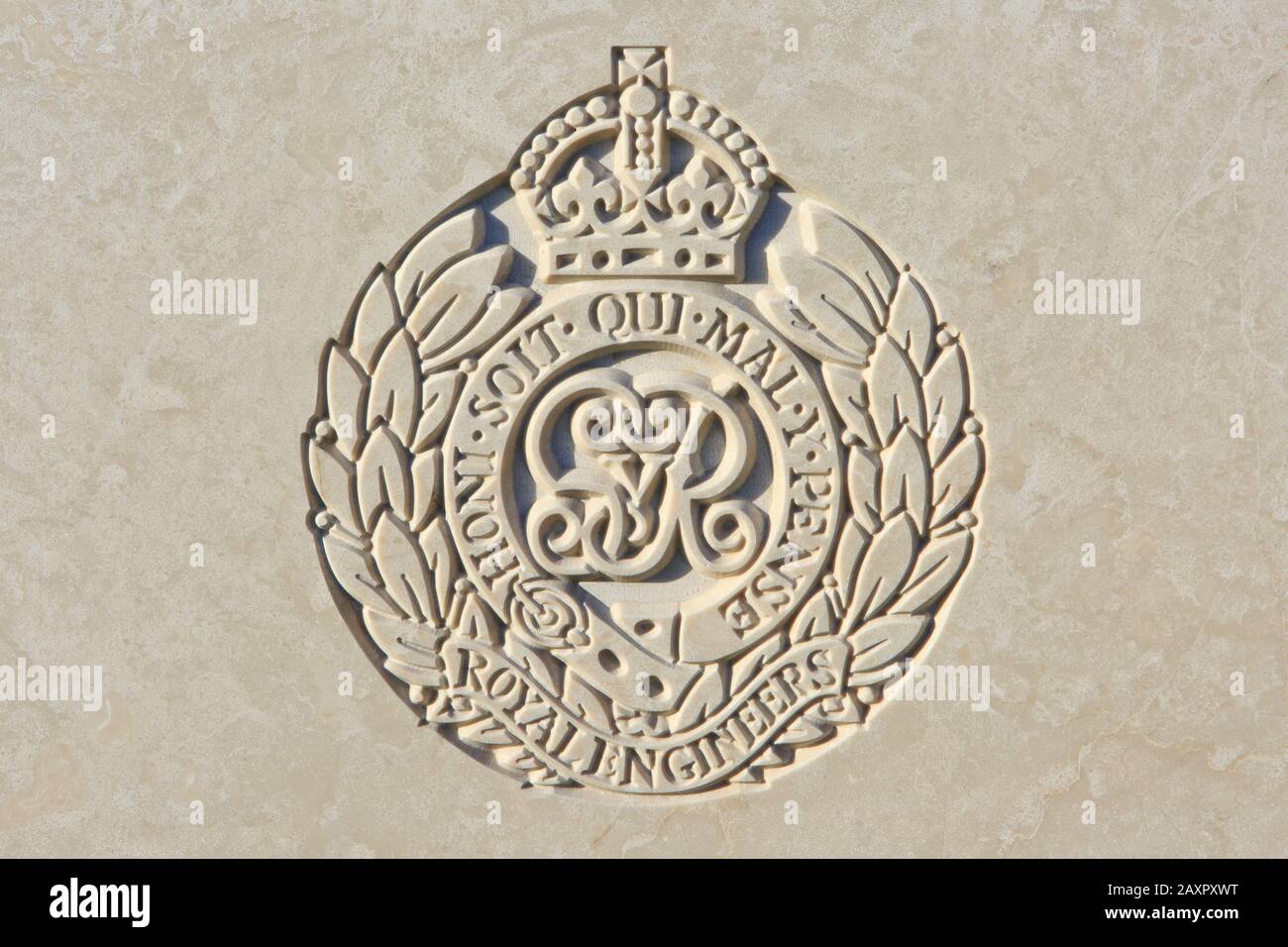 Das Emblem der Royal Engineers (RE) (1716-heute) auf einem Kopfstein aus dem ersten Weltkrieg auf dem Tyne Cot Cemetery in Zonnebeke, Belgien Stockfoto