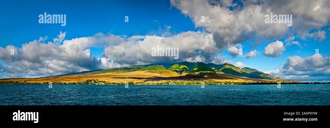 Malerische Aussicht auf die Küste und das blaue Meer unter Wolken. Stockfoto