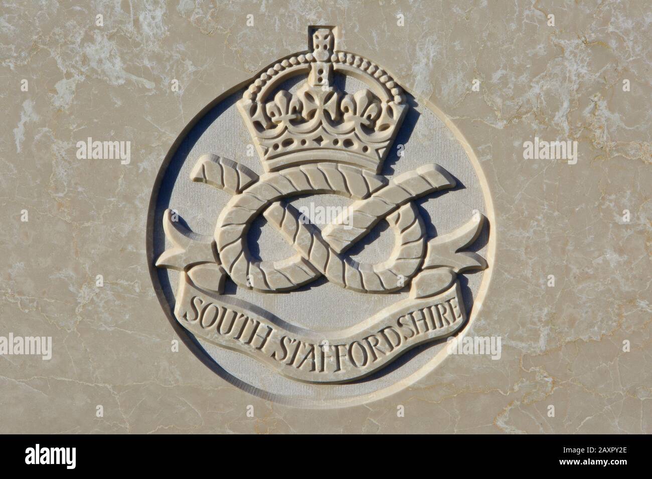 Das Emblem des South Staffordshire Regiment (1881-1959) auf einem Kopfstein des ersten Weltkriegs auf dem Tyne Cot Cemetery in Zonnebeke, Belgien Stockfoto