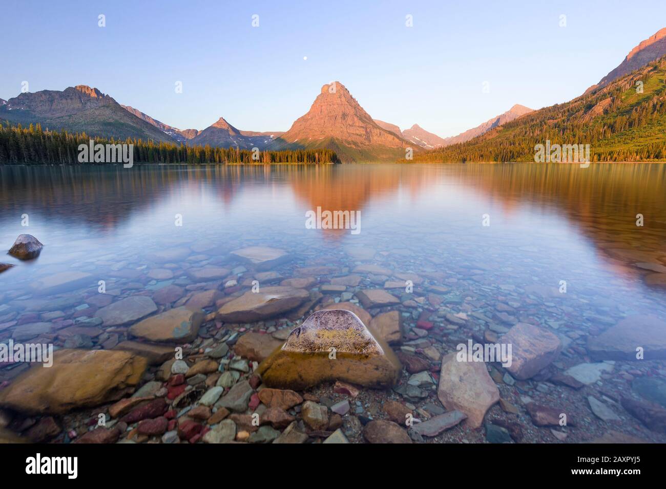 Blick auf die Berge, die sich in Two Medicine Lake im Glacier Park spiegeln Stockfoto