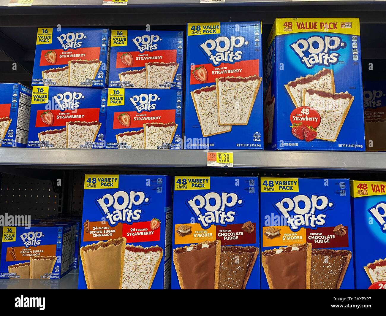 Orlando, FL/USA-2/6/20: Die Pop-Art-Anzeige in einem Walmart, die für Kunden bereit ist, für ihren Snack und ihr Frühstück zu kaufen. Stockfoto