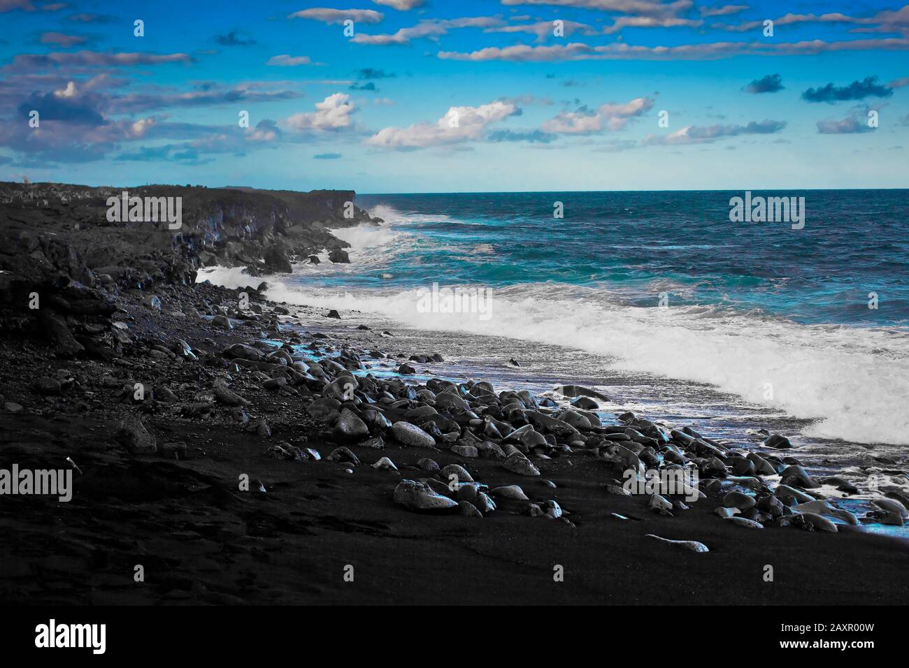 Wellen auf einen Strand von vulkanischen Felsen brechen. Stockfoto