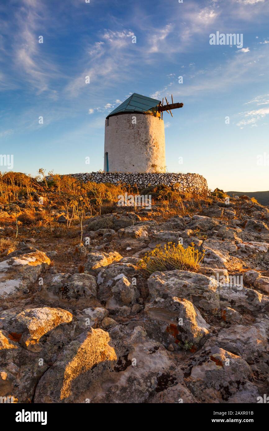 Alte Windmühle in der Nähe von Chora Dorf auf Kimolos Insel in Griechenland. Stockfoto