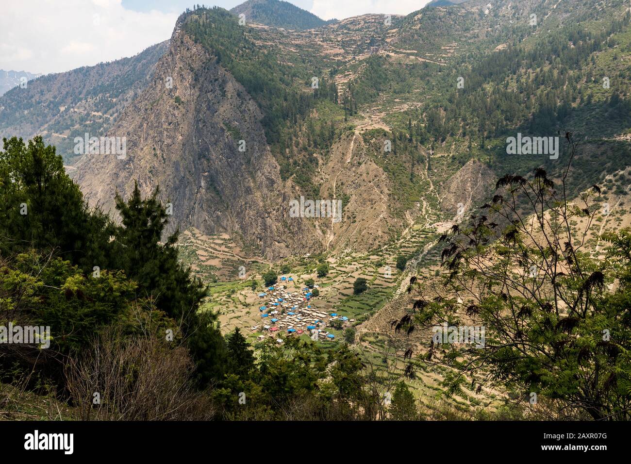 Himalaya Dorf und Terrassen in einem tiefen Flusstal, Nepal Himalaya Stockfoto