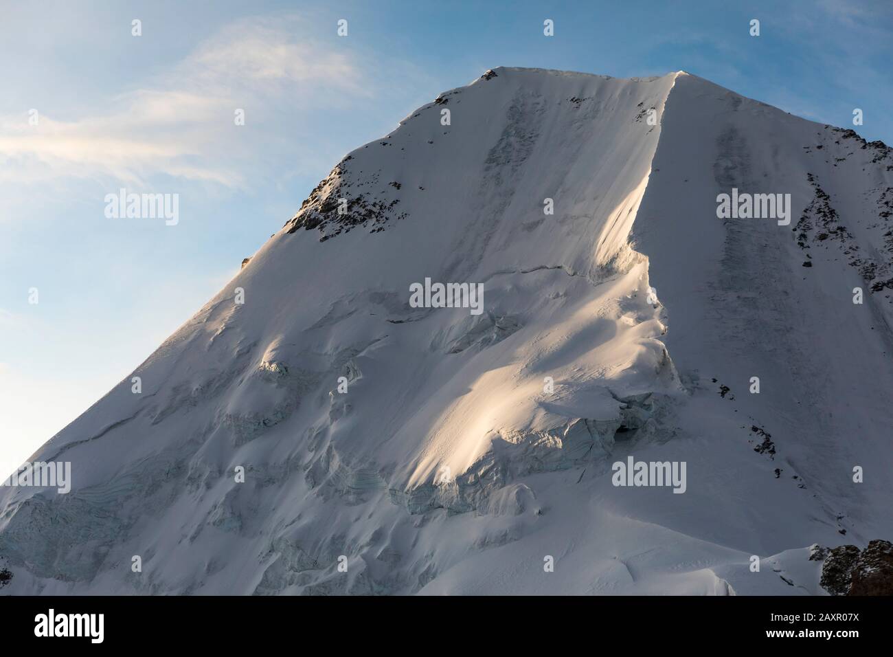 Schneebedeckte Bergkulisse bei Sonnenaufgang, Nepal Tibet Grenze, Himalaya Stockfoto