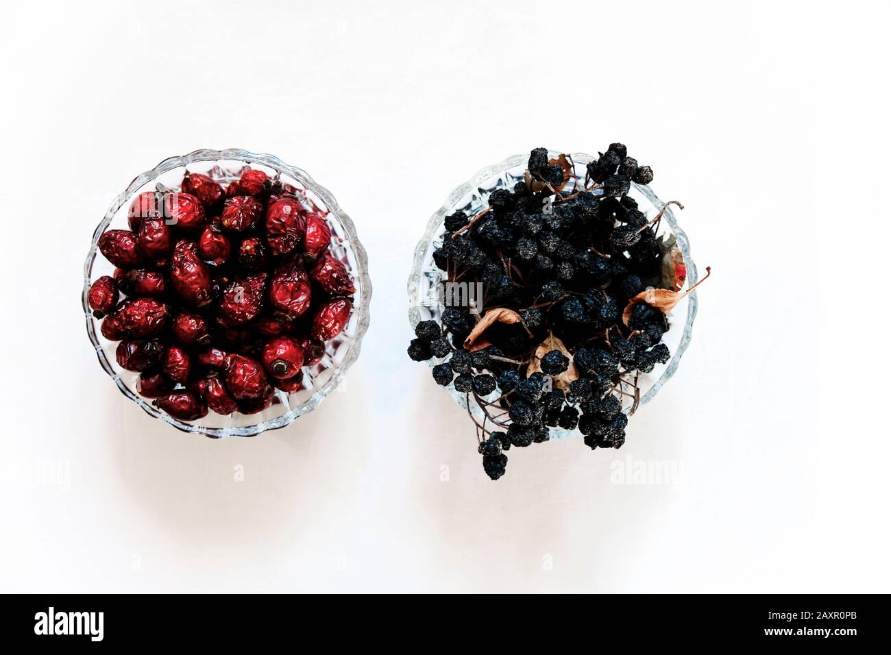 Getrocknete rote Hagebutten (Beere, Früchte) und Aronia (schwarze Apfelbeere) Stockfoto