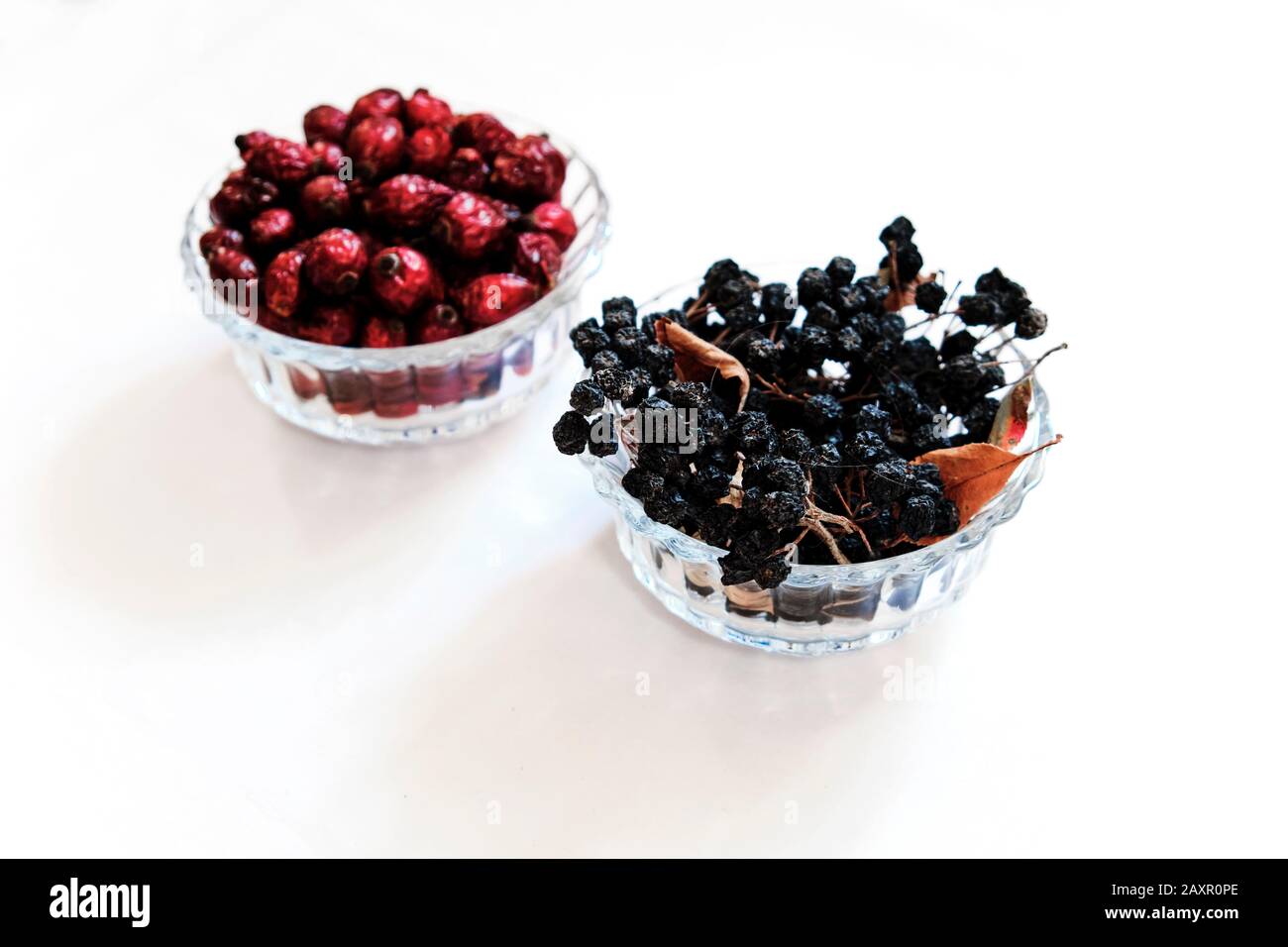 Getrocknete rote Hagebutten (Beere, Früchte) und Aronia (schwarze Apfelbeere) Stockfoto