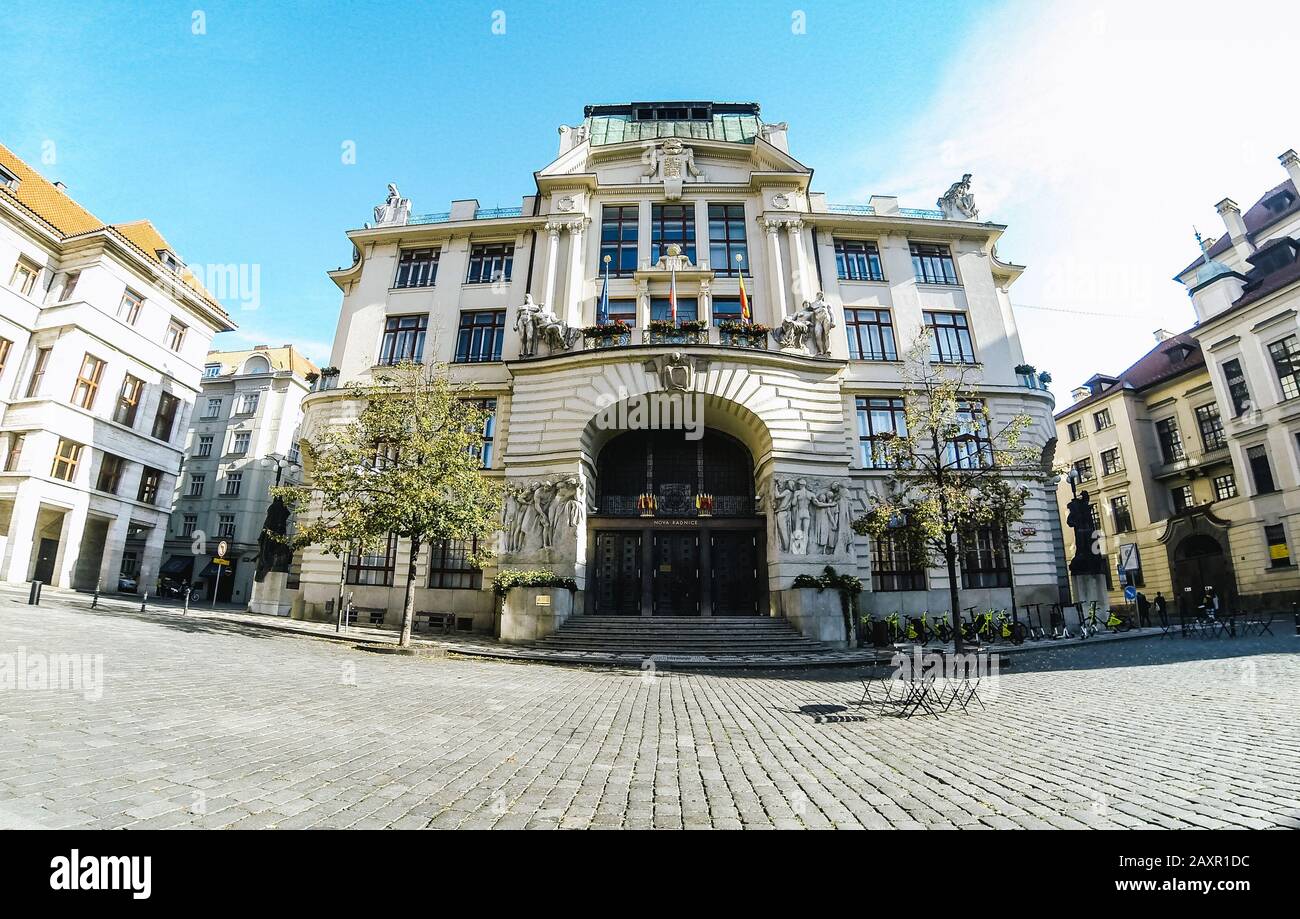 Blick auf die Fassade des Prager Rathauses (tschechisch: Magistrat HMP (hlavniho mesta Prahy)) am Marianske Namesti Platz, Tschechien Stockfoto