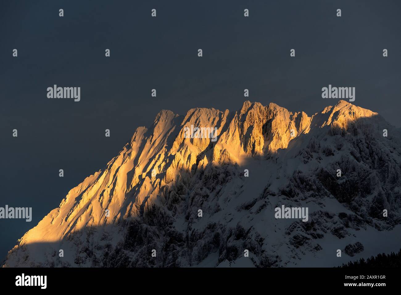 Der Wörner im bayerischen Karwendelgebirge inszeniert vom Licht der untergehenden Sonne. Winterschuss Stockfoto