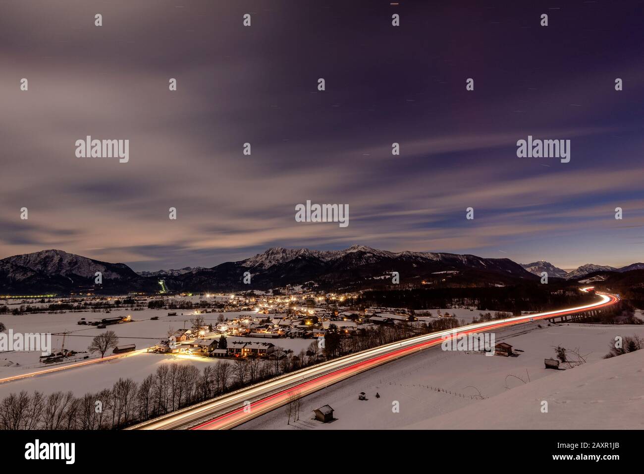 Nachtaufnahme der Autobahn mit Brücke und Zugspitze im Hintergrund, kurz vor Garmisch-Partenkirchen Stockfoto