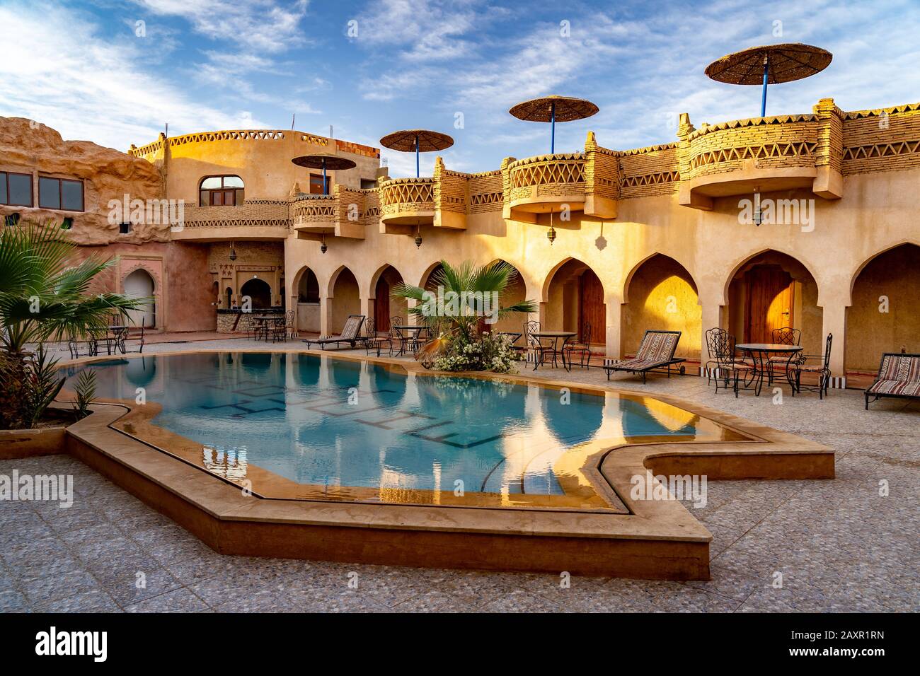 Hassilabied, Marokko - Poolbereich im Freien in einem marokkanischen Hotel Stockfoto