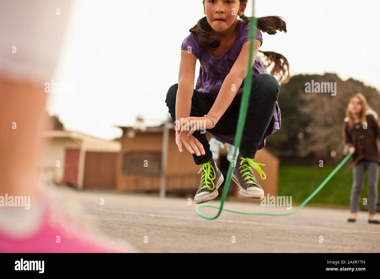 Mädchen, die Springseil spielen. Stockfoto