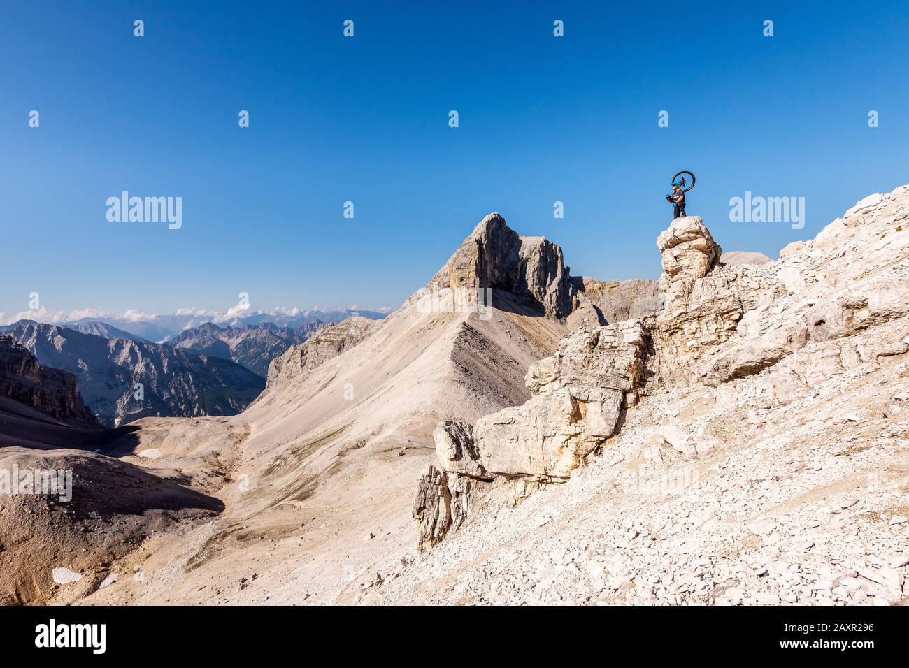 Der bekannte alpine Einradfahrer Michael Rung im Karwendelgebirge auf über 2300 m Höhe mit seinem Einrad. Stockfoto