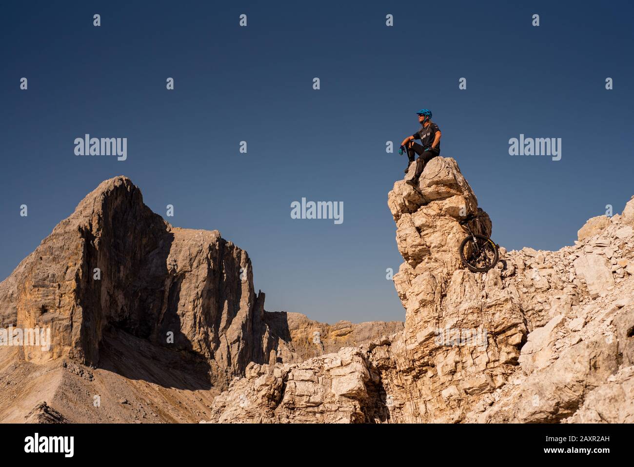 Der bekannte alpine Einradfahrer Michael Rung im Karwendelgebirge auf über 2300 m Höhe mit seinem Einrad. Stockfoto