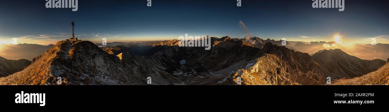 Sonnenaufgang mit Gipfel überqueren die Schöttelkarspitze und Sonnenaufgang im Karwendel. Im Becken der Soiernseen Stockfoto