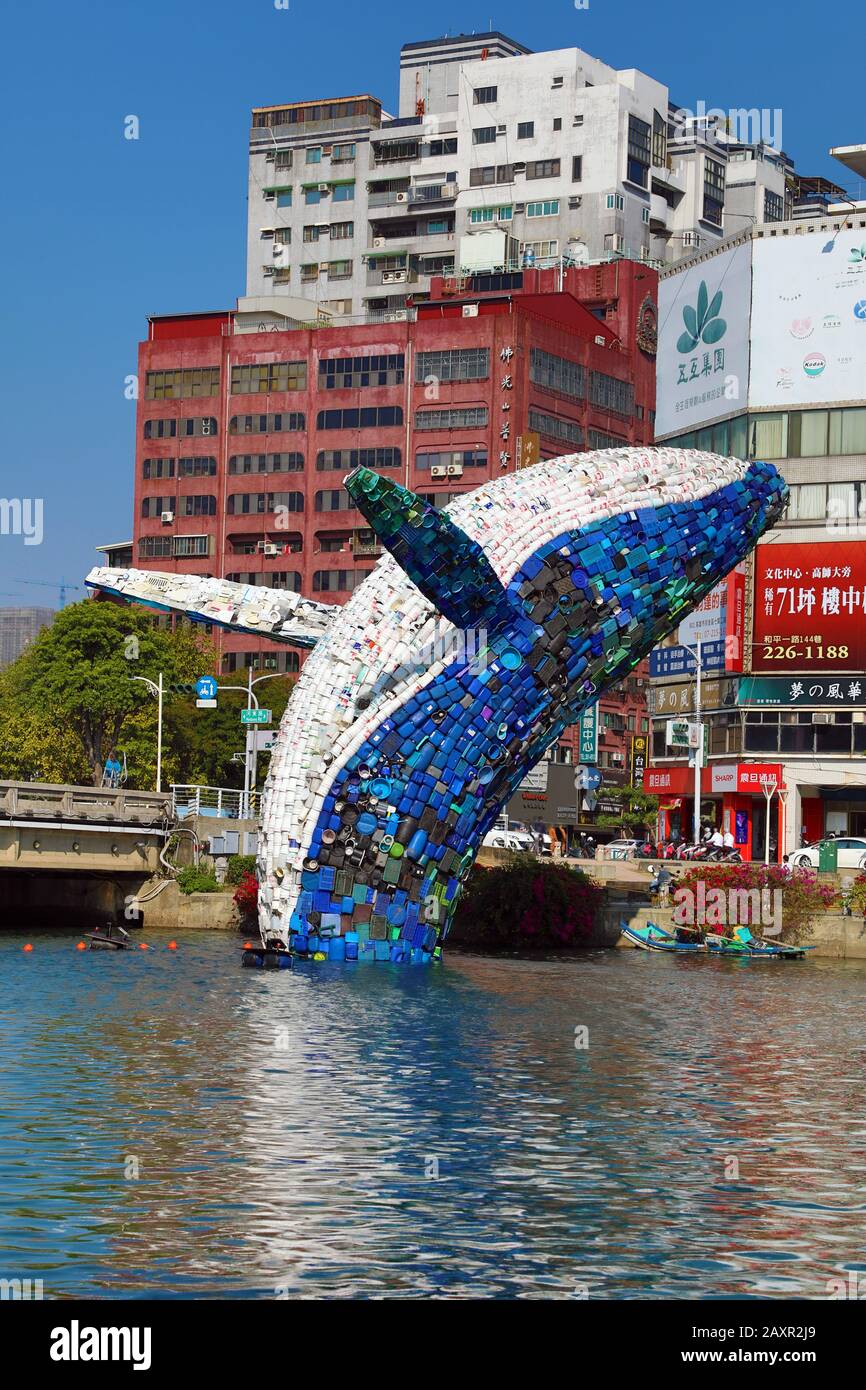 Whale in Love ökologische Kunstinstallation im Love River, Kaohsiung, Taiwan Eine Kunstinstallation von Jason Klimoski vom Studio KCA aus dem Stockfoto