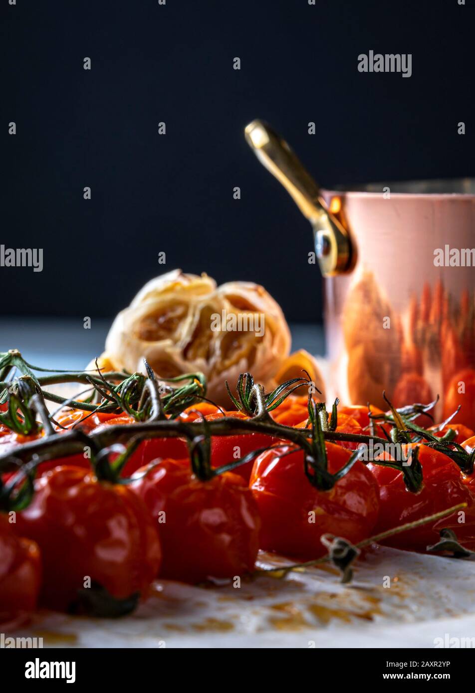 Reife Kirschtomaten an der Rebe. Stockfoto