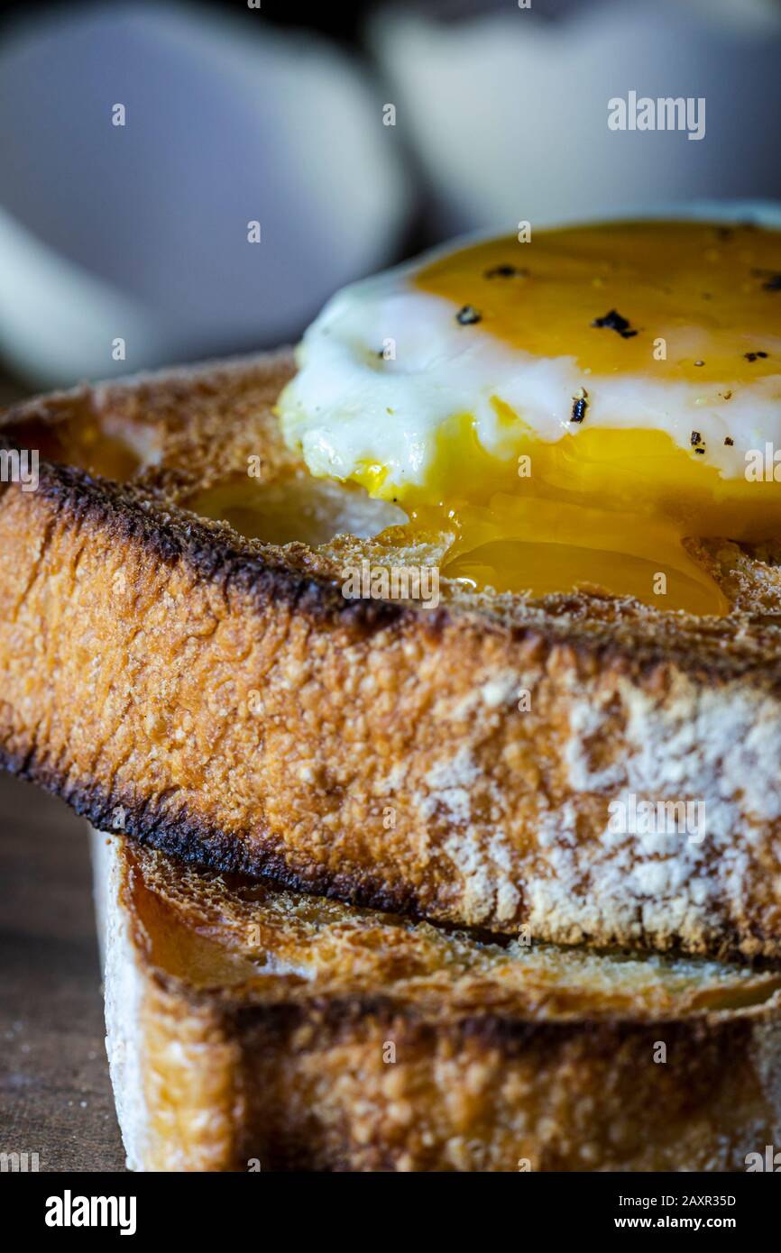 Eierfrühstück auf Toast. Stockfoto