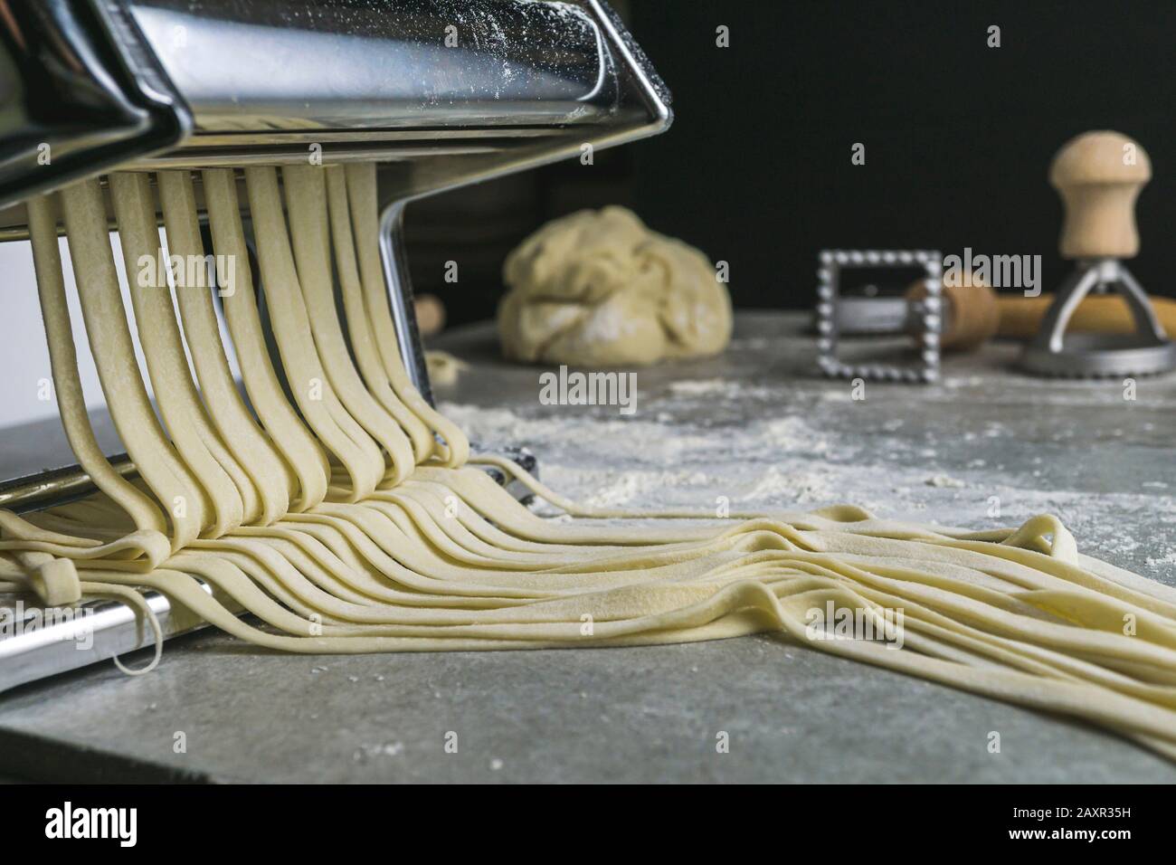 Frische handgerollte fettuccine Pasta. Stockfoto