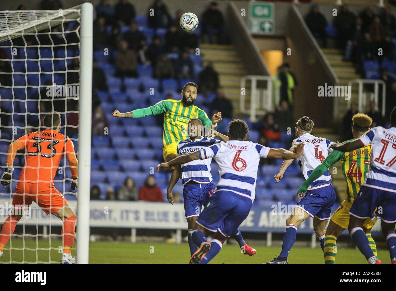 Kyle Bartley von West Bromwich Albion (c) erzielt beim EFL Skybet Championship Match das zweite Tor seiner Mannschaft, Wobei Er am Mittwoch, 12. Februar 2020, In Reading V West Bromwich Albion im Madejski Stadium liest. Dieses Bild darf nur für redaktionelle Zwecke verwendet werden. Nur redaktionelle Nutzung, Lizenz für kommerzielle Nutzung erforderlich. Keine Verwendung bei Wetten, Spielen oder einer einzelnen Club-/Liga-/Spielerpublikationen. PIC von Tom Smeeth/Andrew Orchard Sportfotografie/Alamy Live News Credit: Andrew Orchard Sportfotografie/Alamy Live News Stockfoto