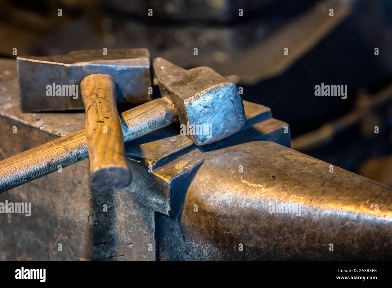 Pernes-les-Fontaines, Vaucluse, Provence-Alpen-Cote d'Azur, Frankreich. Amboss in der Schmiede La Forge Stockfoto