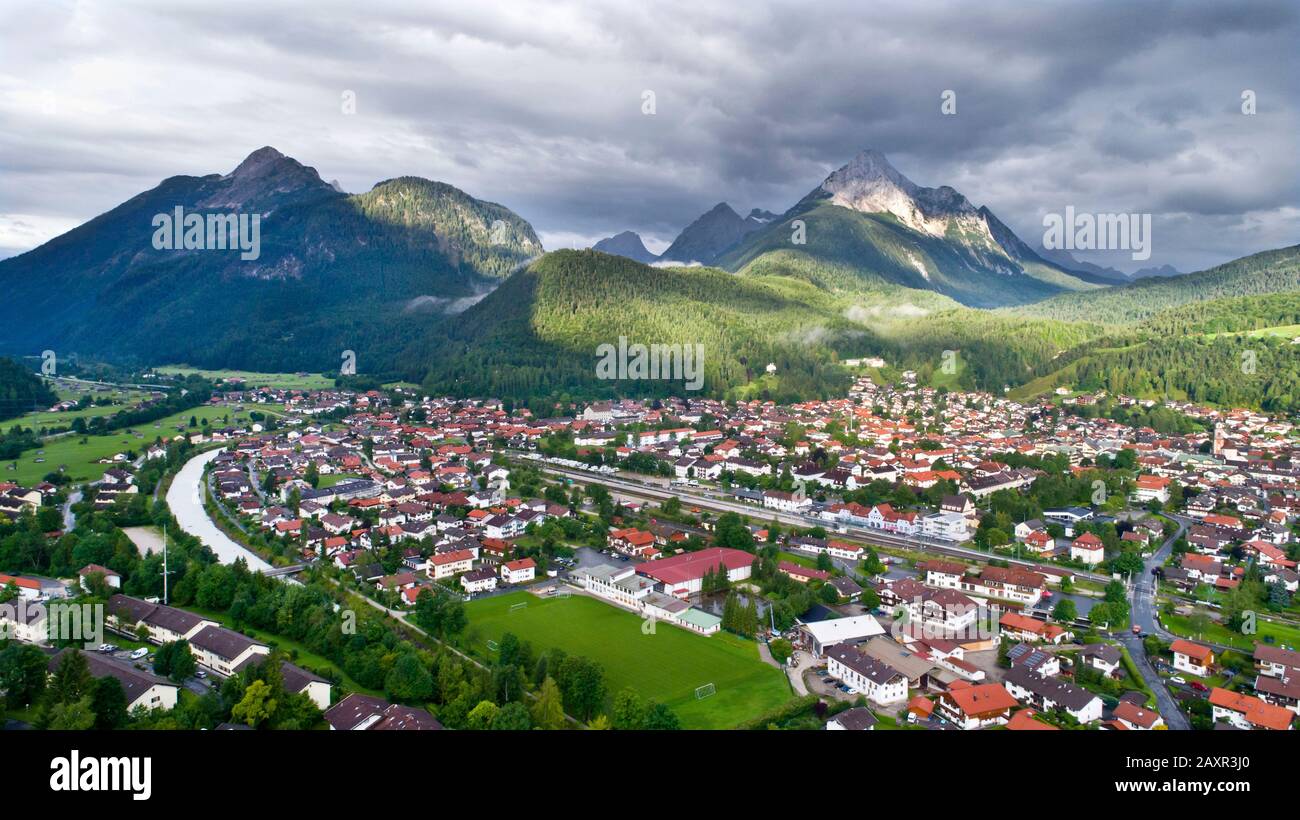 Blick auf Mittenwald und umliegende Berge zum Wettersteingebirge, Mittenwald, Oberbayern, Bayern, Deutschland Stockfoto