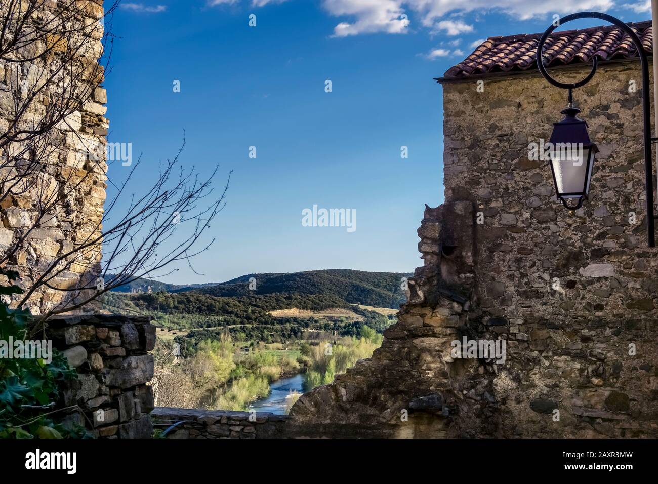 Stolz auf Roquebrun über das Tal des Flusses l'Orb im Frühling. Gehört zum regionalen Naturpark Haut-Languedoc. Stockfoto