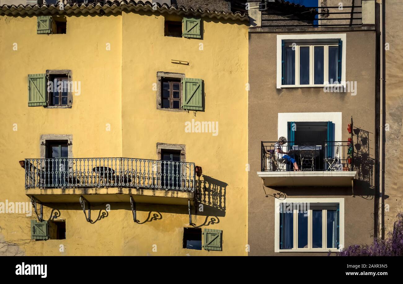 Fassaden und Balkone im Frühjahr in Roquebrun. Stockfoto
