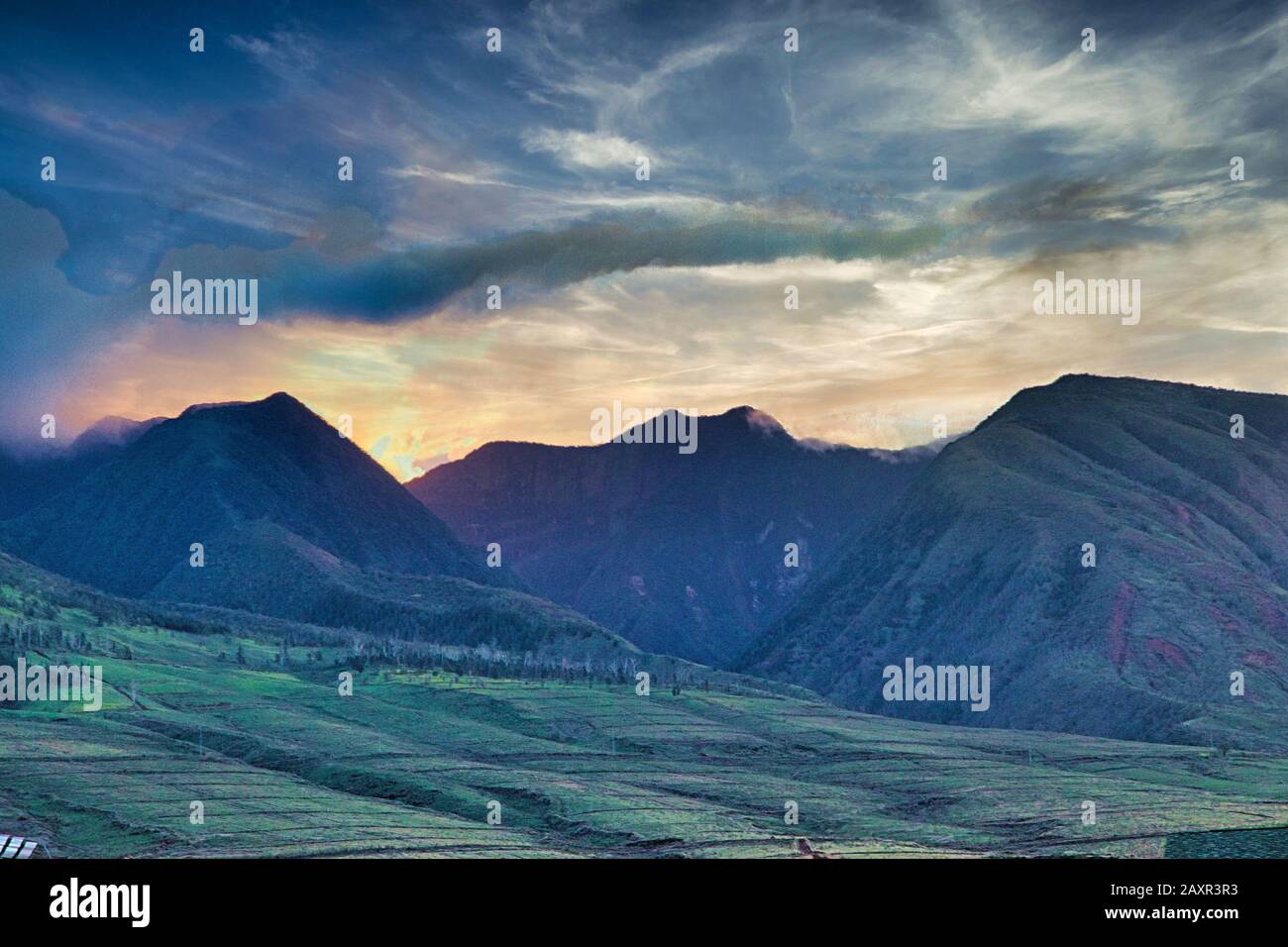 West Maui Berge bei Sonnenaufgang. Stockfoto