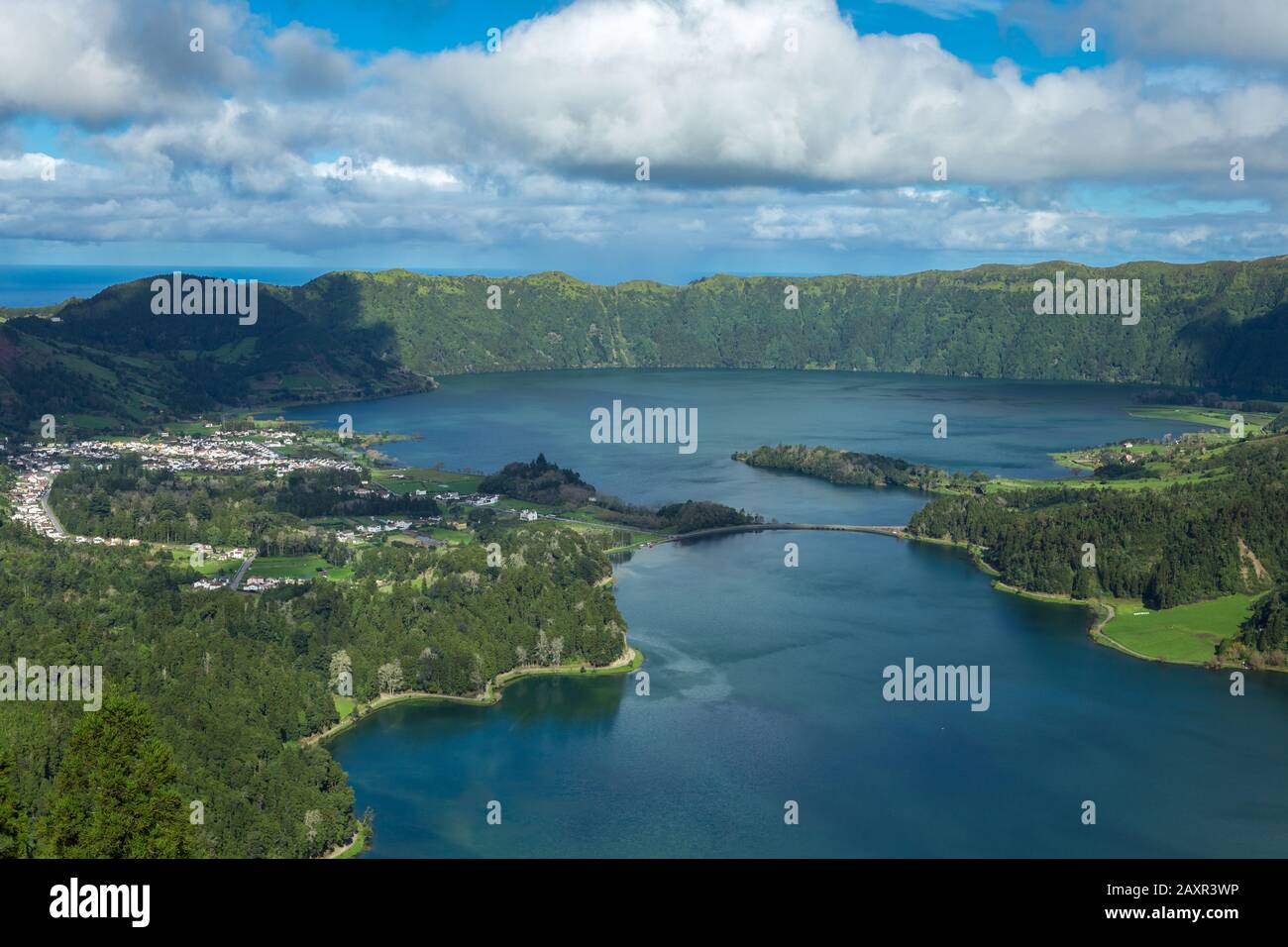 Der See "Lagoa das 7 Cidades" heißt auf portugiesisch, vom Aussichtspunkt "Vista do Rei" in Sao Miguel, Azoren, Portugal. Stockfoto
