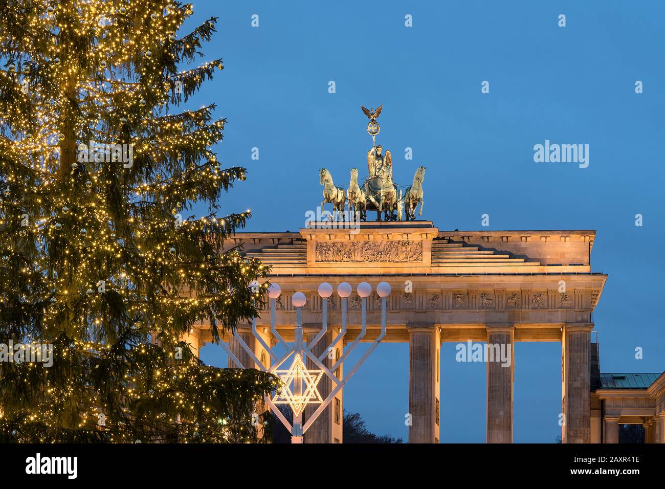 Berlin, Brandenburger Tor, Hanukkale und Weihnachtsbaum Stockfoto