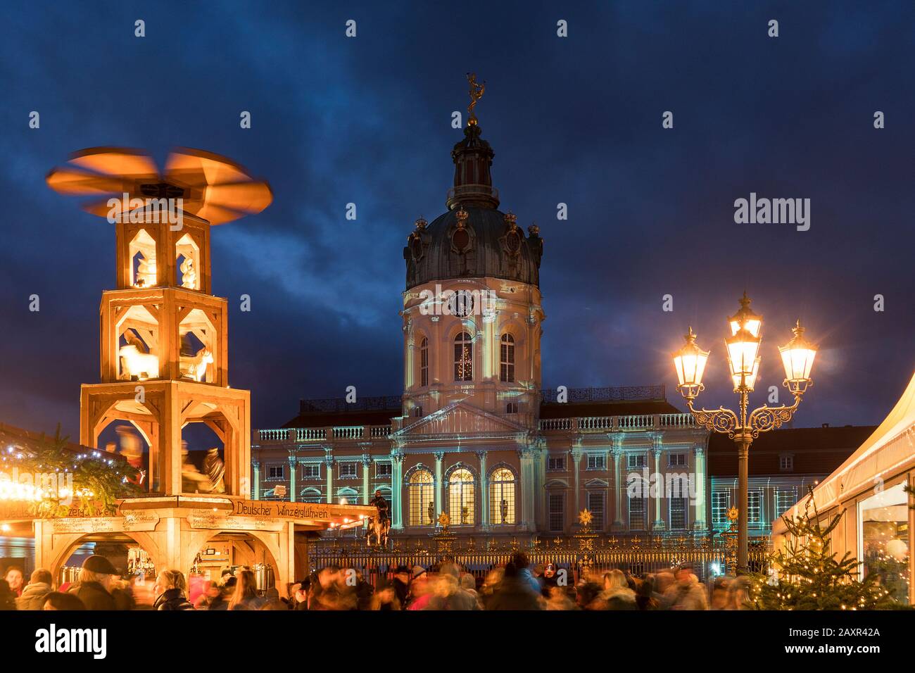 Berlin, Schloss Charlottenburg, Weihnachtsmarkt, Menschenmassen Stockfoto