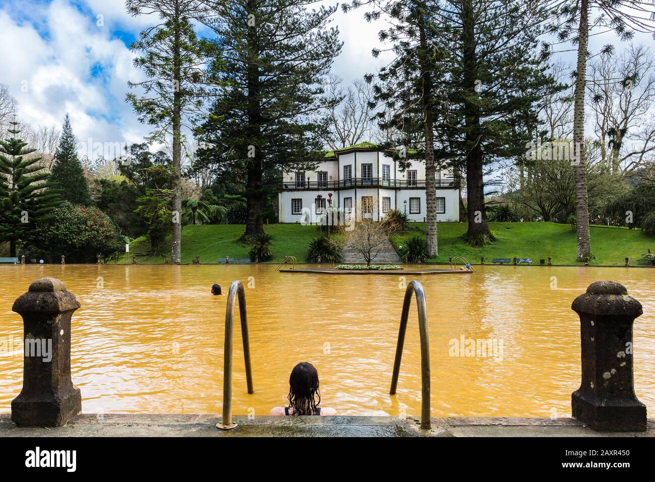 Furnas, Azoren - Februar 2020: Natürlicher heißer Frühling im Garten "Terra Nostra", wo Menschen in warmem Wasser auf der Insel Sao Miguel, Azoren, Portugal schwimmen Stockfoto